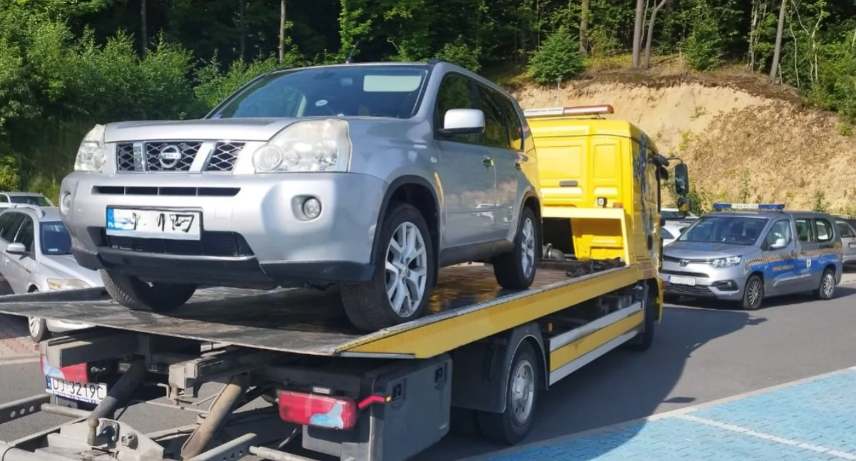 Parkują na niebieskich kopertach. To kończy się nawet odholowaniem pojazdu