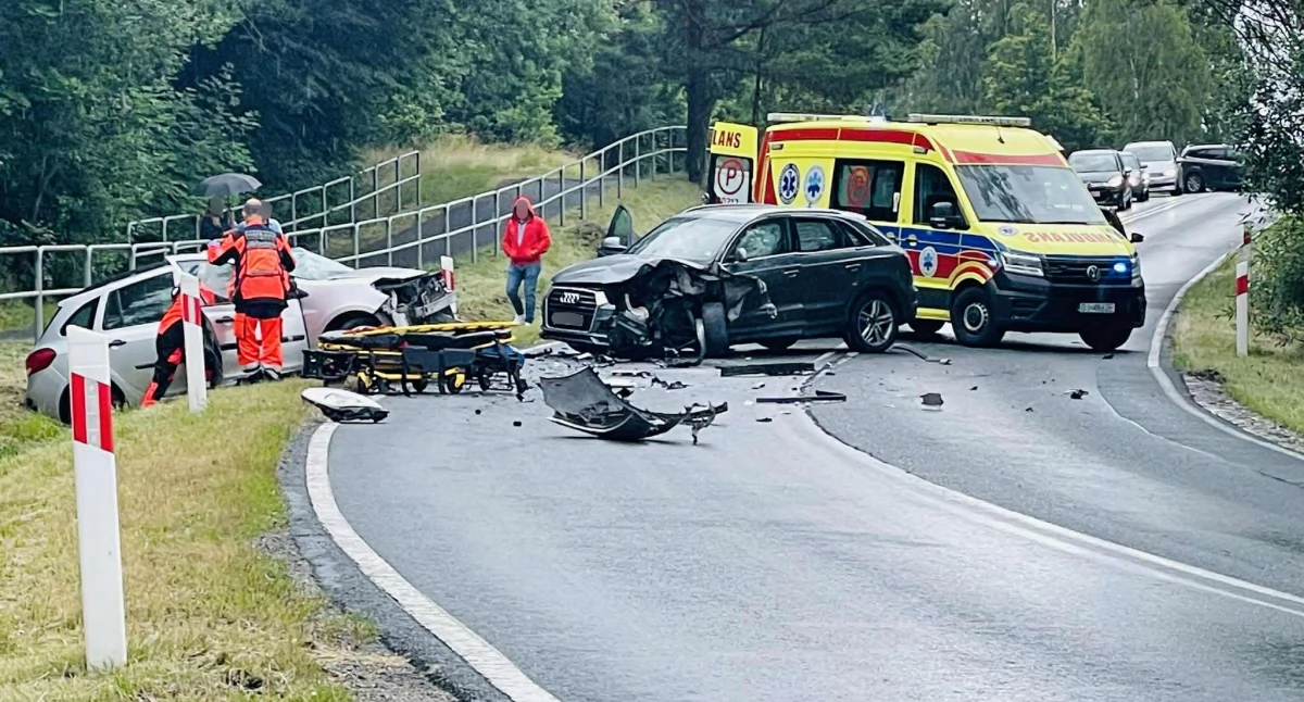 Wypadek na drodze do Karpacza. Odcinek ulicy Sudeckiej jest całkowicie zablokowany