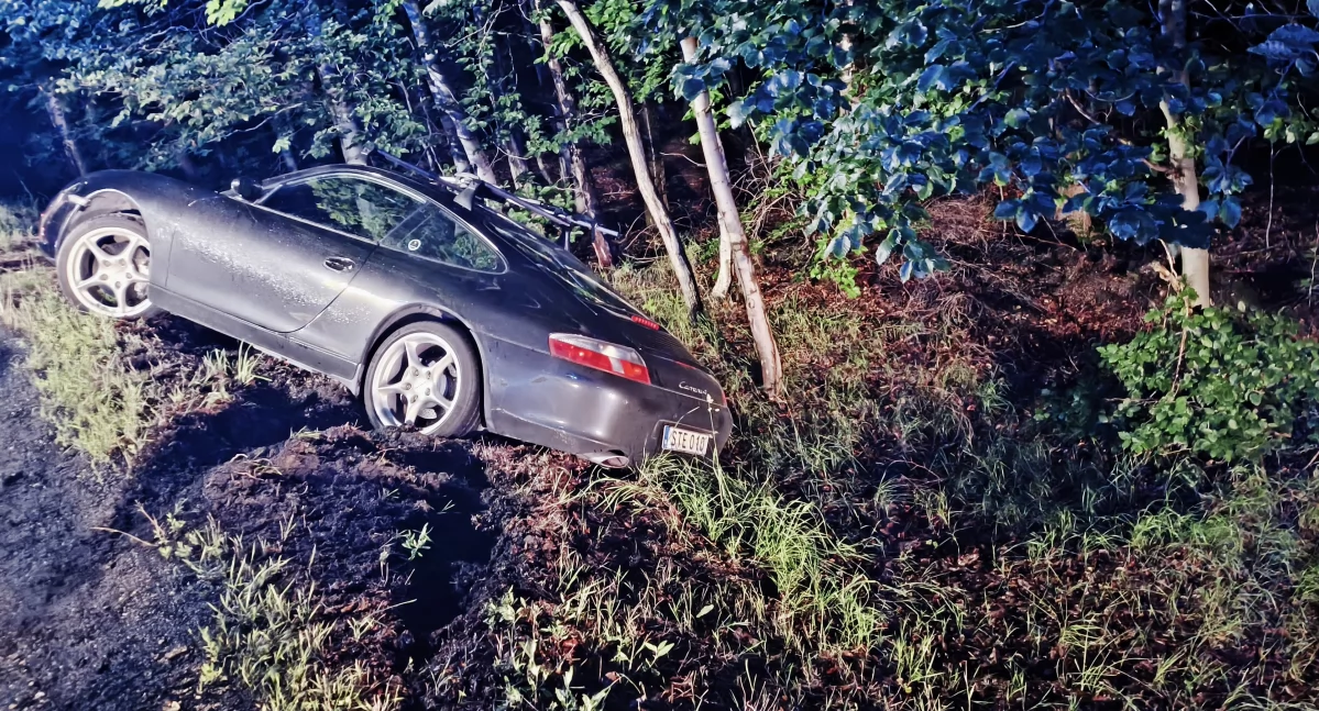 Porsche w rowie na drodze do Jakuszyc. Kierowca z Czech nie opanował auta na zakręcie