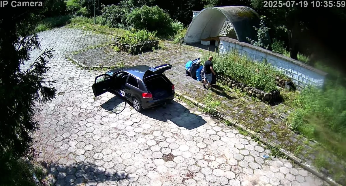 Podrzucają śmieci na parking przy drodze do Wlenia