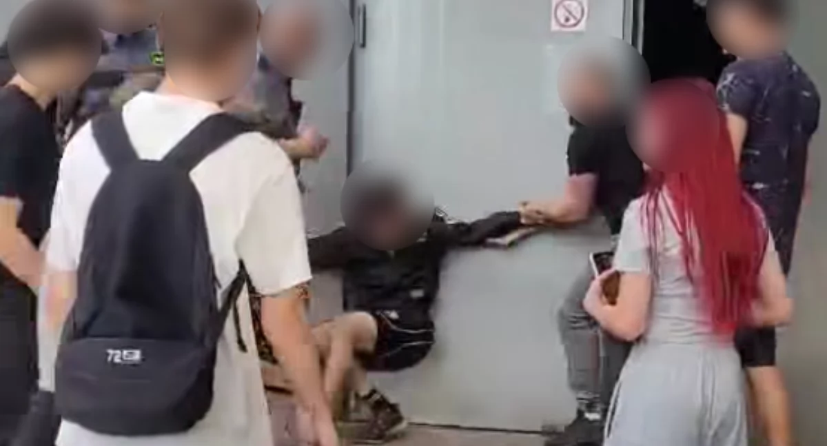 Awantura na dworcu PKS w Jeleniej Górze. Szarpanina, ochroniarz i pijana młodzież