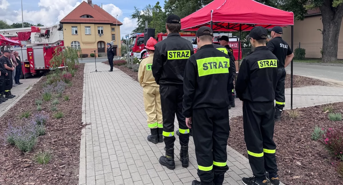 Plac Strażaków Kotliny Jeleniogórskiej. To uhonorowanie poświęcenia wszystkich ratowników