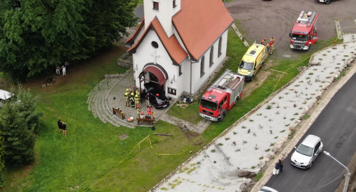 Przesieka : samochód stoczył się ze skarpy i uderzył w kościół