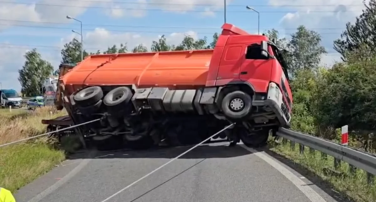 Pojazd przewożący kontener z makulaturą przewrócił się na zjeździe z autostrady A4