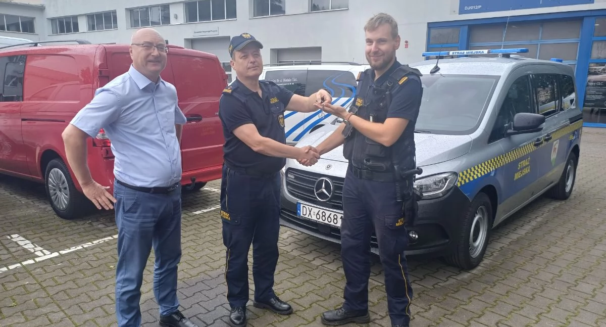 Nowy radiowóz jeleniogórskich strażników miejskich to Mercedes Citan 113