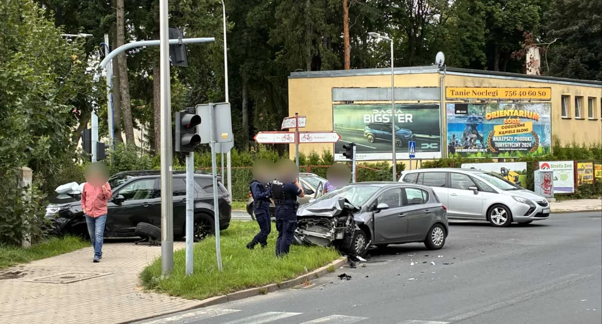 Zderzenie dwóch pojazdów na skrzyżowaniu ulicy Lubańskiej z Sobieszowską