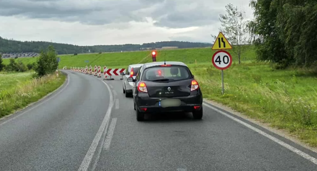 Najwięcej pracy przy remoncie tej drogi powiatowej wykonuje sygnalizacja świetlna