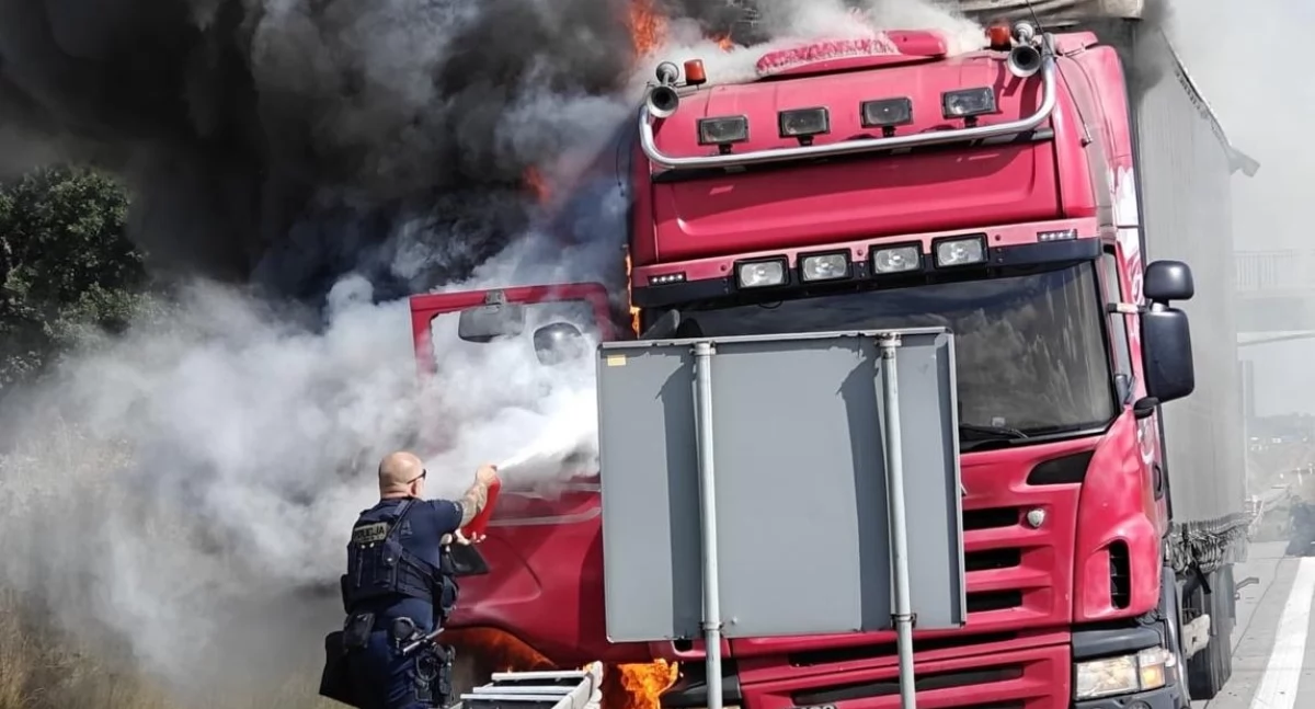 Dramatyczne chwile na A4. Policjanci z Legnicy ruszyli na pomoc – całe zdarzenie nagrano [WIDEO]