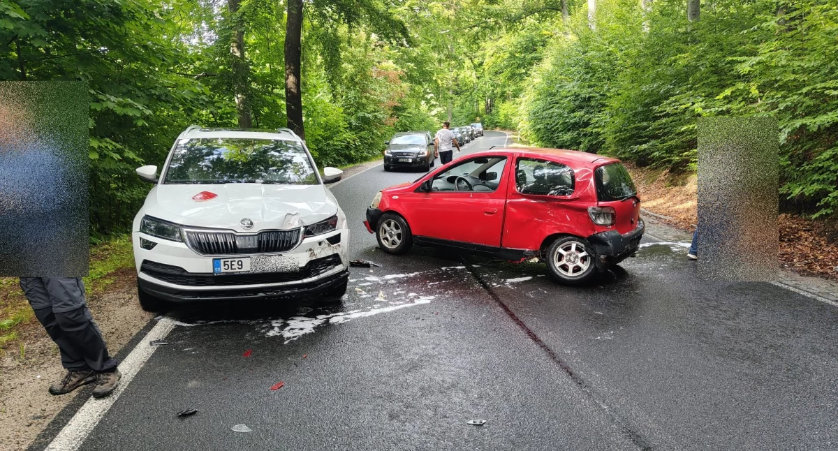 Kolizja na drodze do Przełęczy Okraj. Dwa auta zderzyły się na śliskiej nawierzchni.