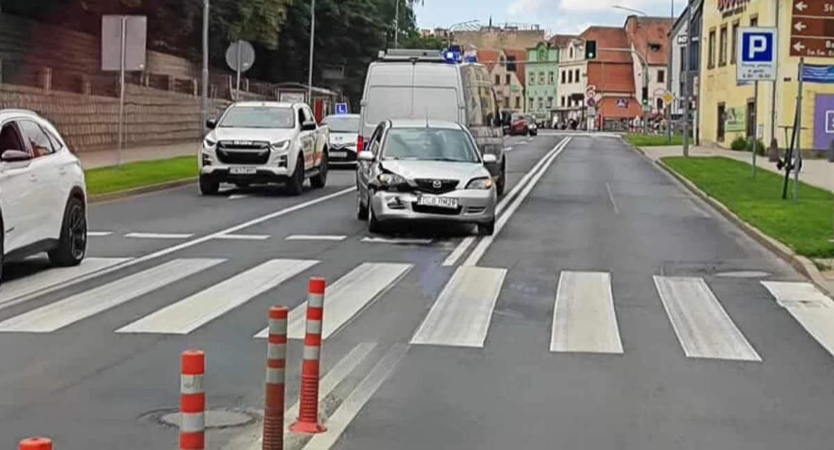 Nie zdążył zahamować na czerwonym świetle. Zderzenie dwóch aut w centrum Jeleniej Góry.