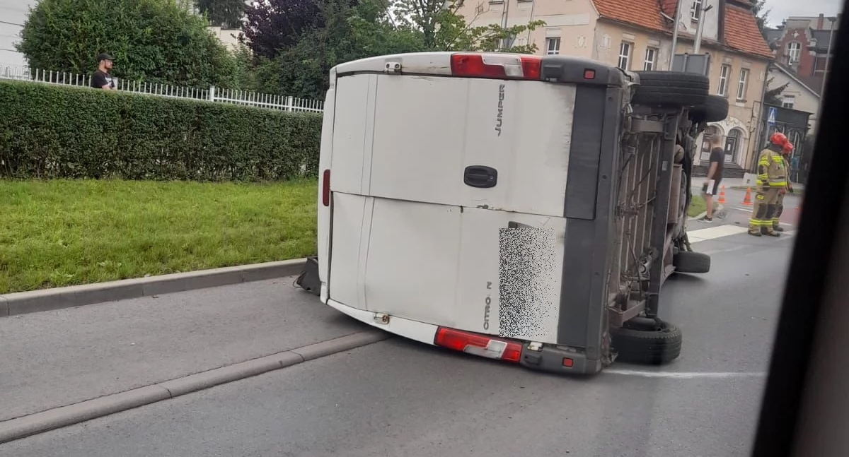 Bus na boku po zderzeniu przed Sądem w Jeleniej Górze. Ruch wahadłowy i utrudnienia