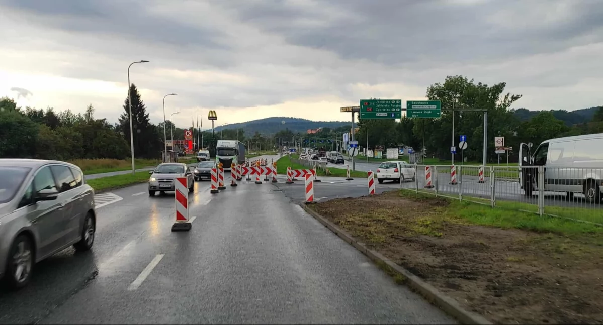Zmiana organizacji ruchu na estakadzie. Samochody przenoszą się na drugą nitkę