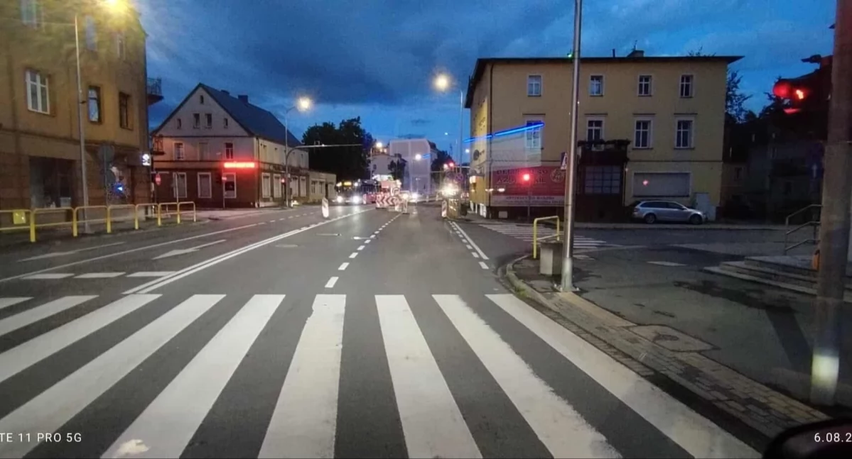 Zignorował zmianę organizacji ruchu i wpadł do wykopu