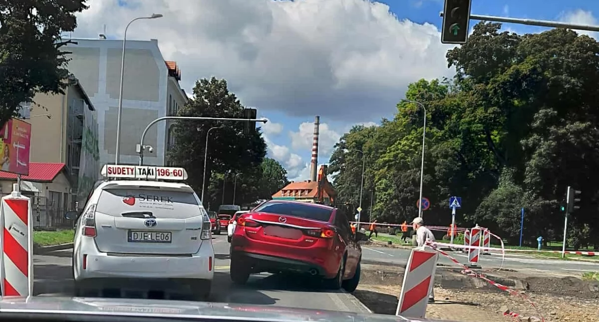 Kolejny samochód wpadł do wykopu na ulicy Wolności. Korek na pół miasta