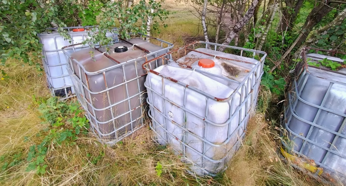 Niebezpieczne odpady ujawnione w gminie Stara Kamienica. Interweniowały służby chemiczne
