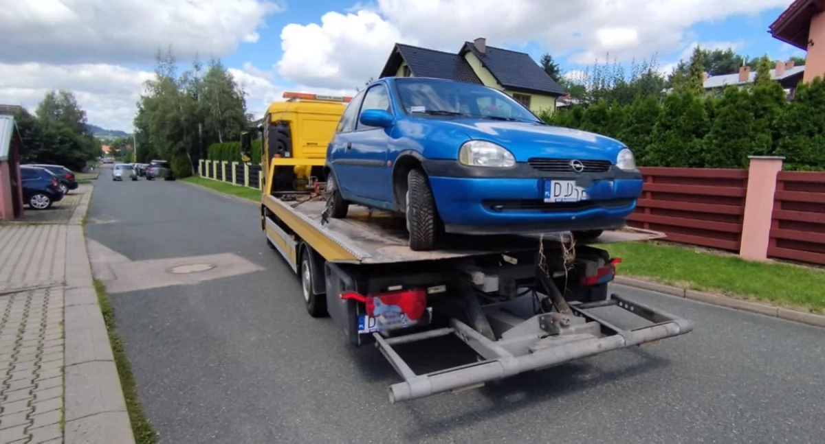 Wraki samochodów znikają z jeleniogórskich ulic i parkingów