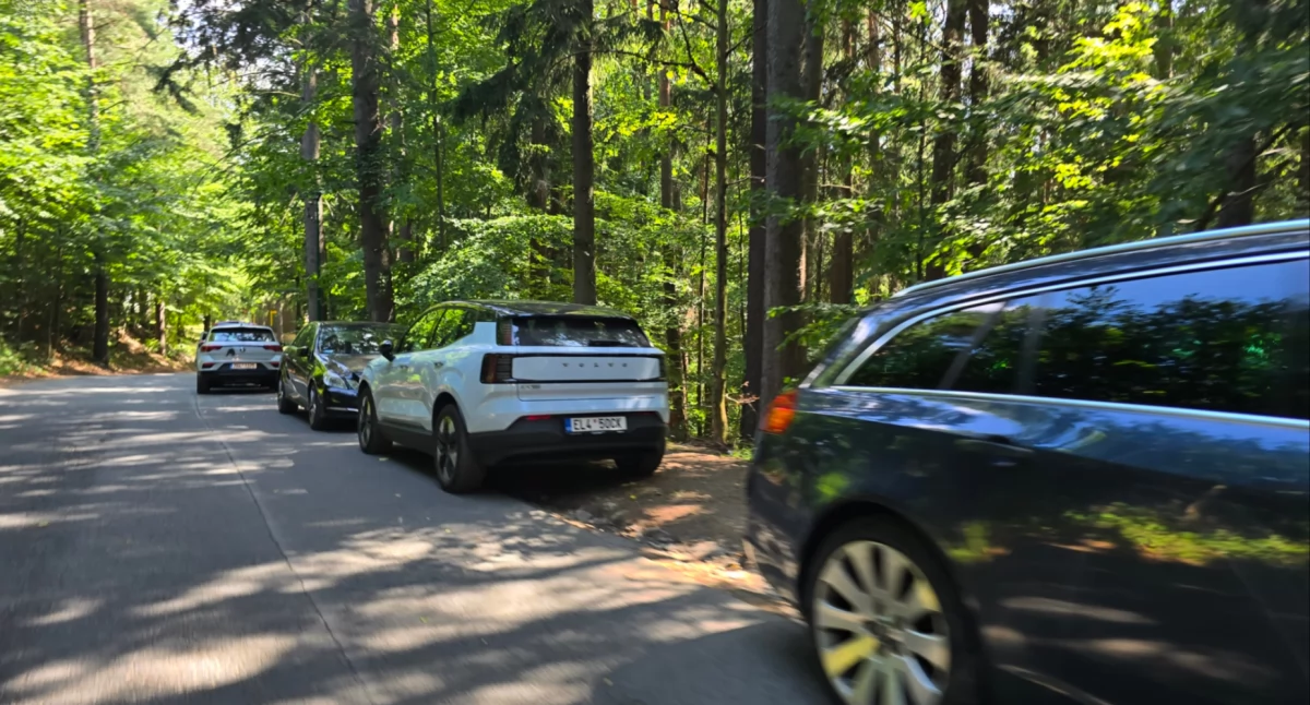 Szklarska Poręba: Bezpłatny parking pusty, ulica zastawiona