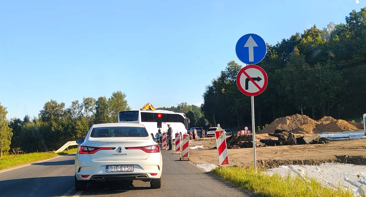 Gigantyczny korek na drodze do Karpacza. Policja kieruje ruchem