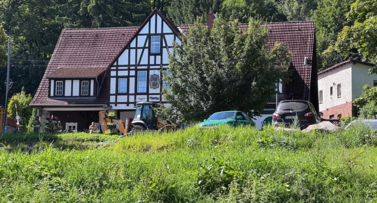Uszkodzenie rury gazowej przy ul Liczyrzepy w Sosnówce. Występują utrudnienia