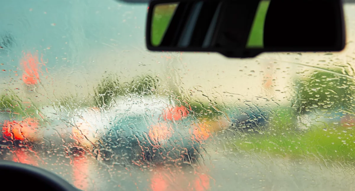 Aquaplaning w praktyce – jak bezpiecznie prowadzić auto w deszczu? Co grozi kierowcy podczas ulewy?