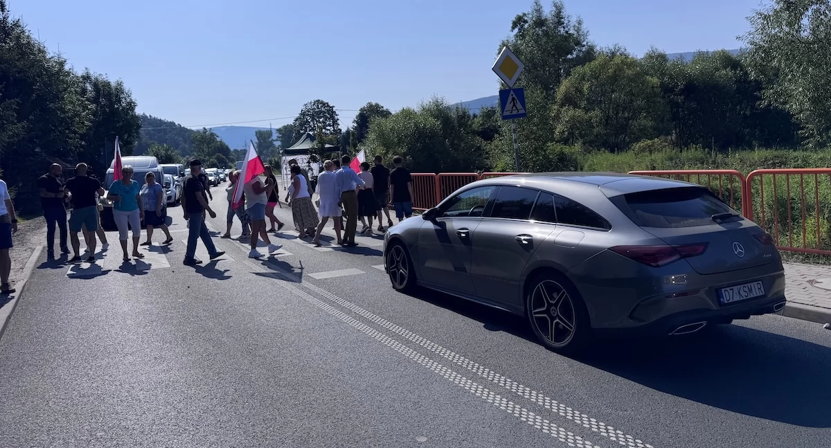 Protest w Kostrzycy. Mieszkańcy blokują drogę wojewódzką