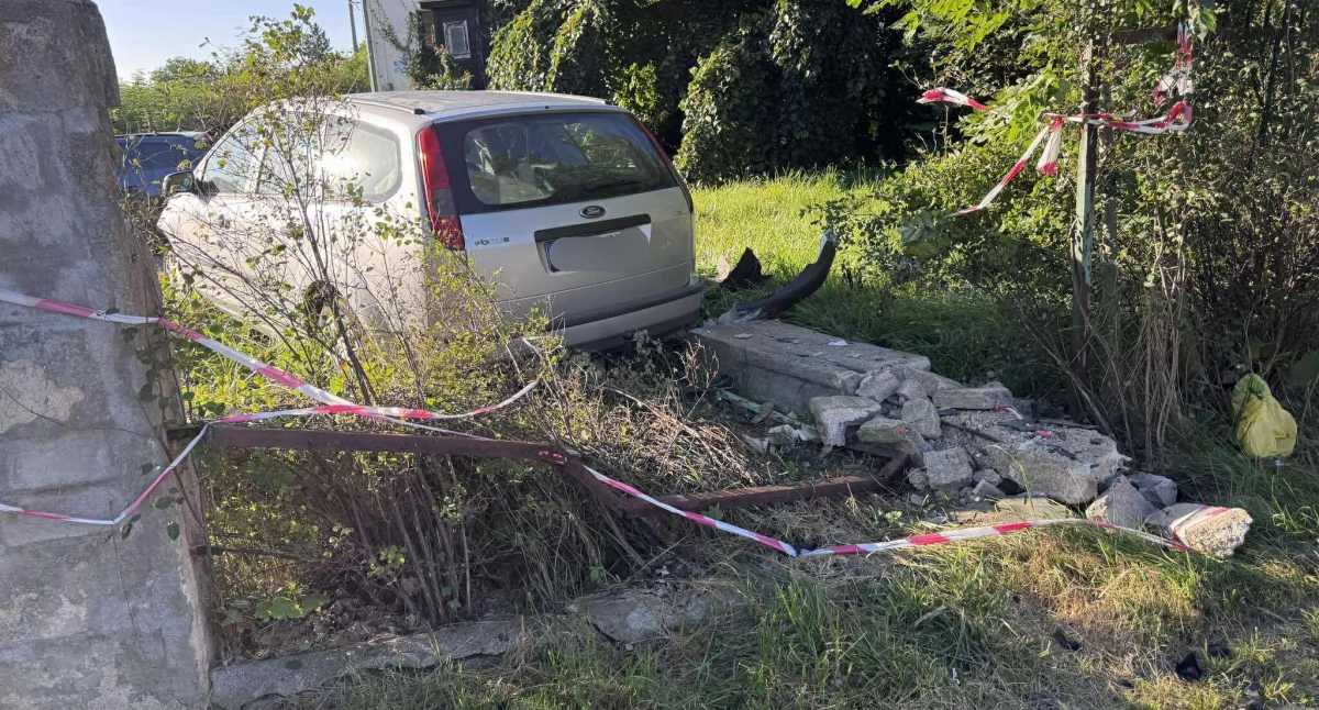 Po zderzeniu Ford wpadł przez płot na prywatną posesję