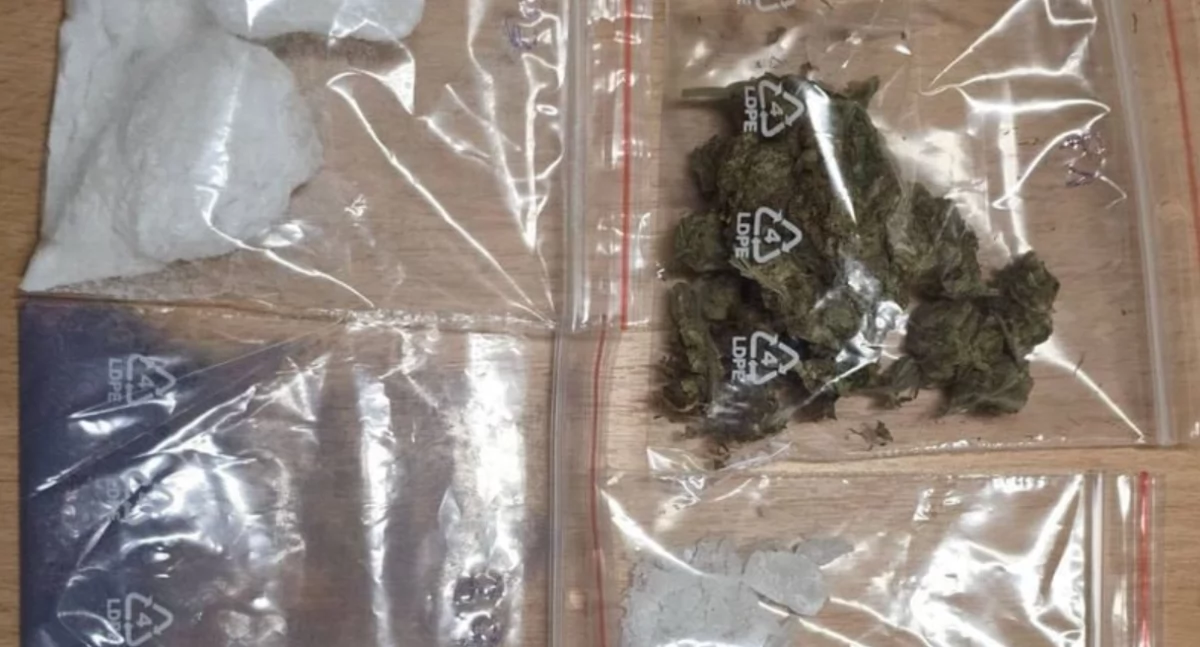 Jeleniogórscy policjanci zatrzymali mężczyznę. Posiadał m.in. ketaminę, LSD i MDMA