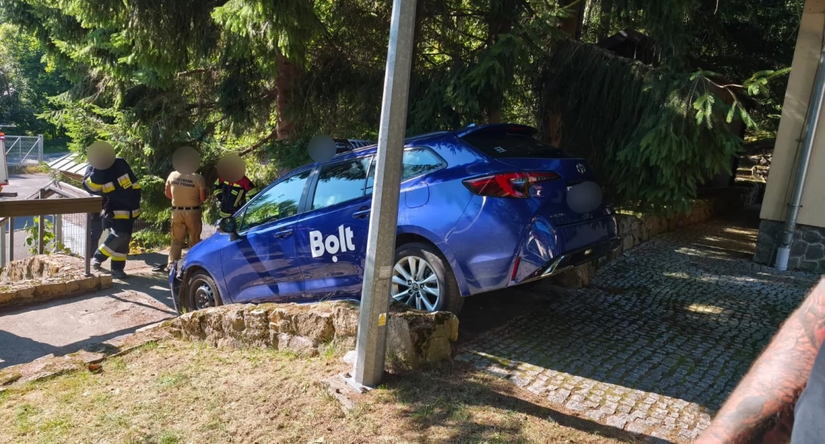 Bolt chciał zjechać schodami. Pojazd zawisł przed pensjonatem
