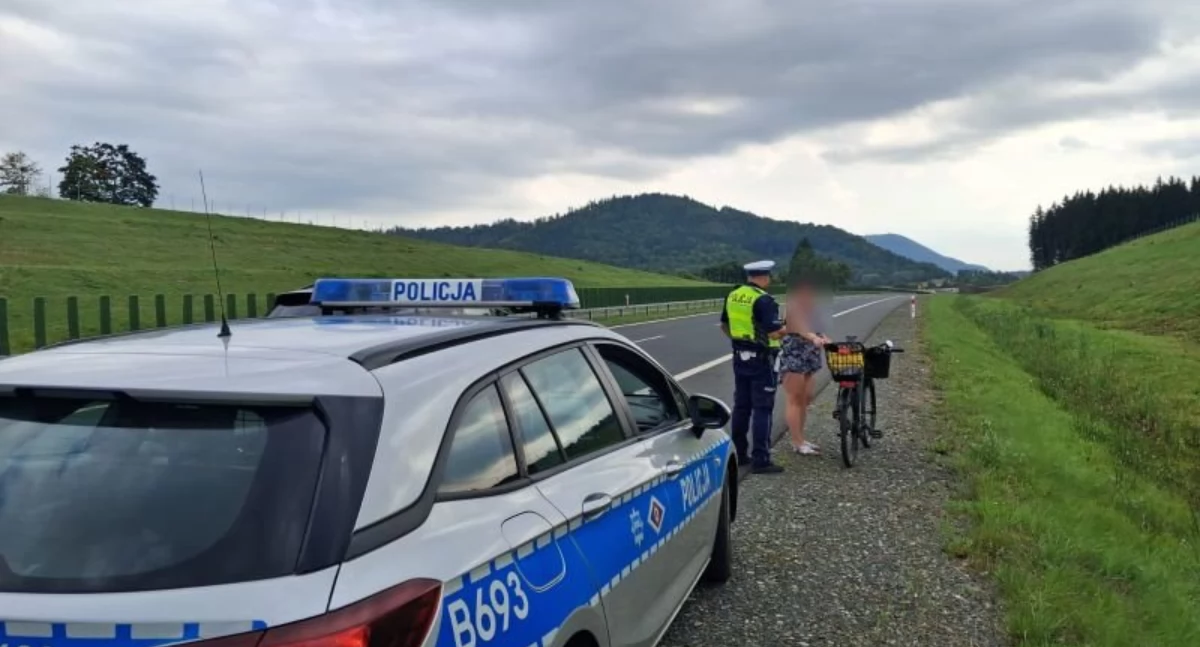 Kobieta zaufała nawigacji i wjechała rowerem na ekspresówkę