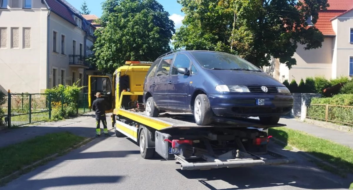 Straż Miejska usuwa porzucone pojazdy z ulic. Kolejne samochody odholowane