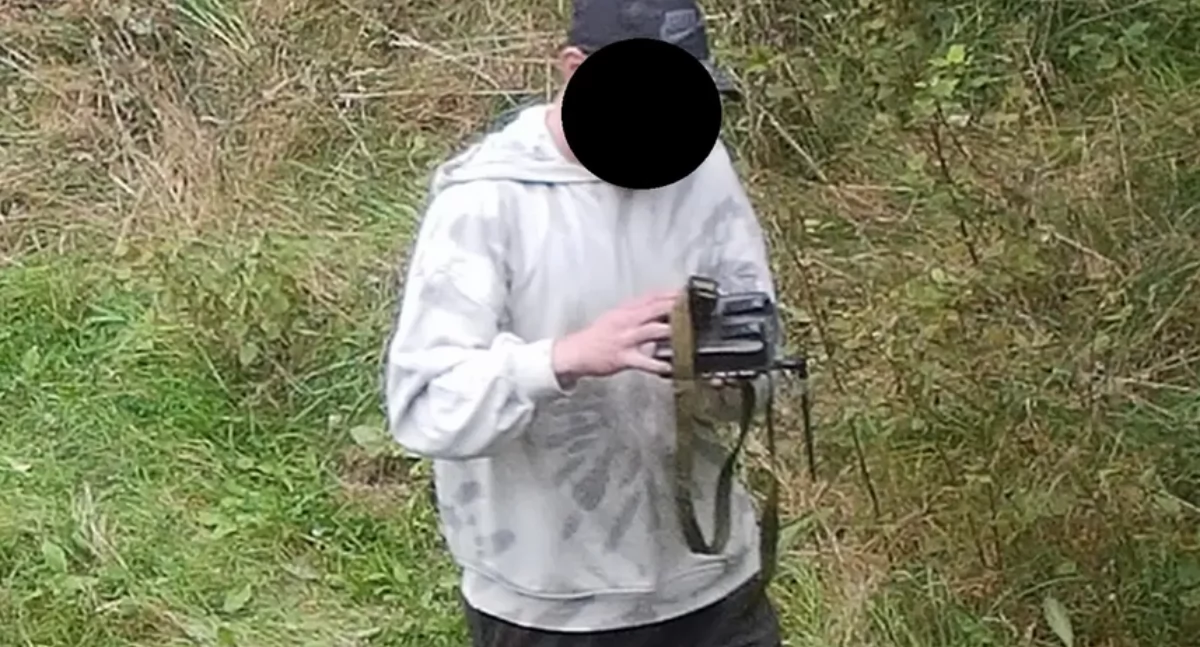 Szczyt głupoty. Złodziej ukradł fotopułapkę i dał się sfilmować.