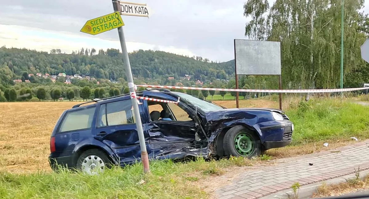 Po wczorajszym wypadku w Kowarach, jeden z pojazdów wciąż znajduje się na poboczu