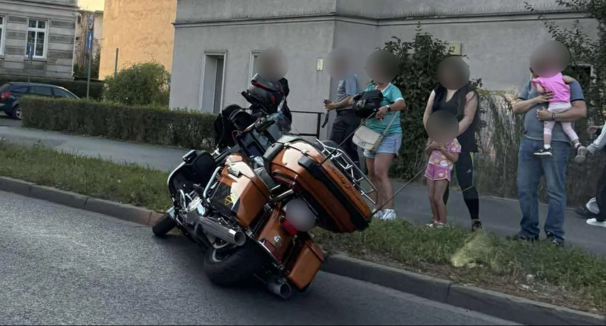 Zderzenie osobówki z motocyklem na ulicy Wolności