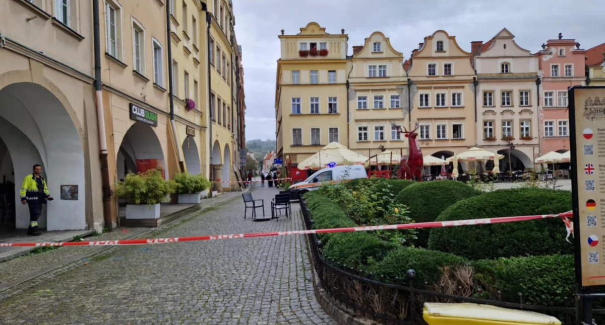 Ewakuacja w centrum Jeleniej Góry. Plac Ratuszowy objęty strefą zagrożenia