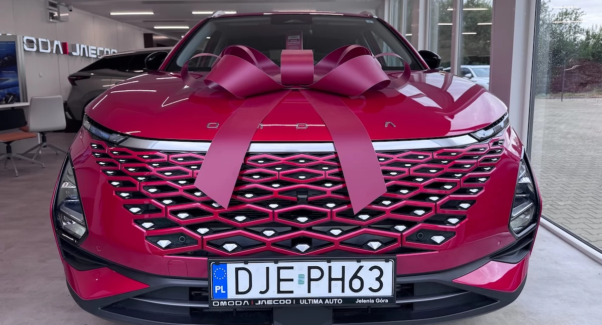 Omoda 5 - pierwsze auta wyjeżdżają z salonu przy ulicy Fałata w Cieplicach