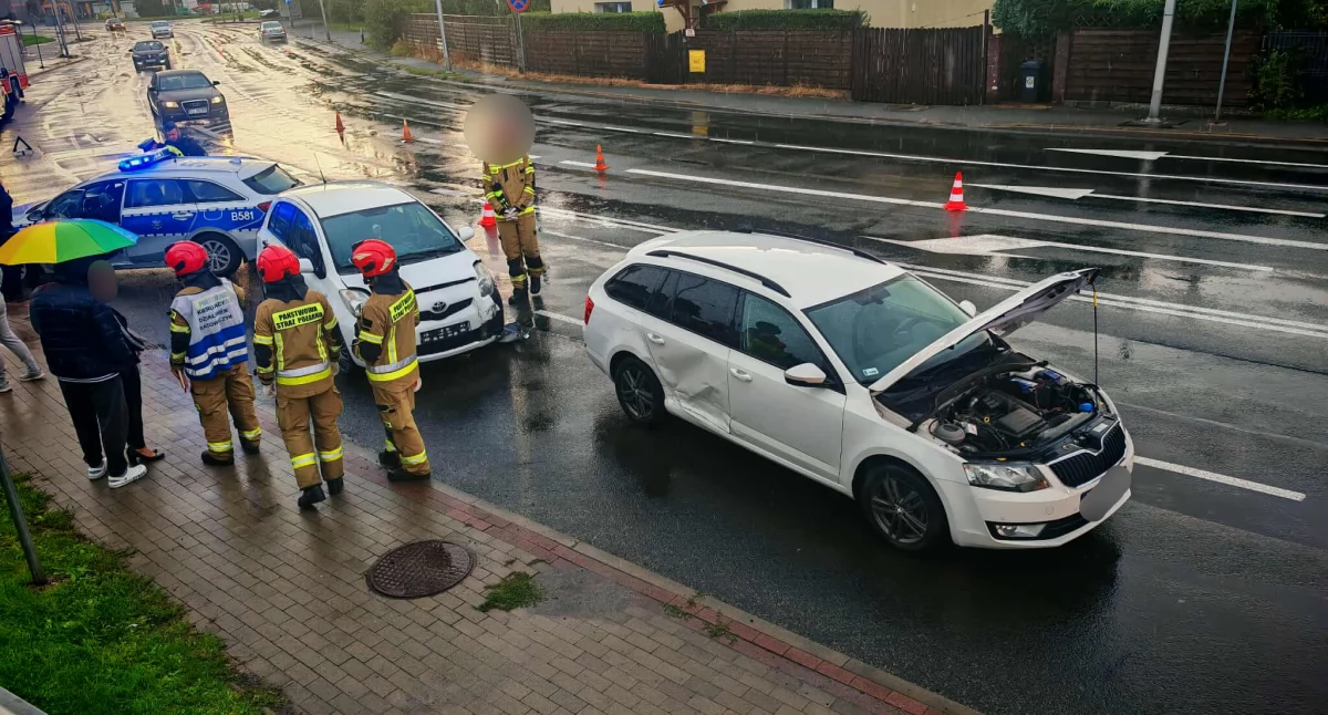 Utrudnienia w ruchu po zderzeniu Toyoty ze Skodą na ulicy Wolności