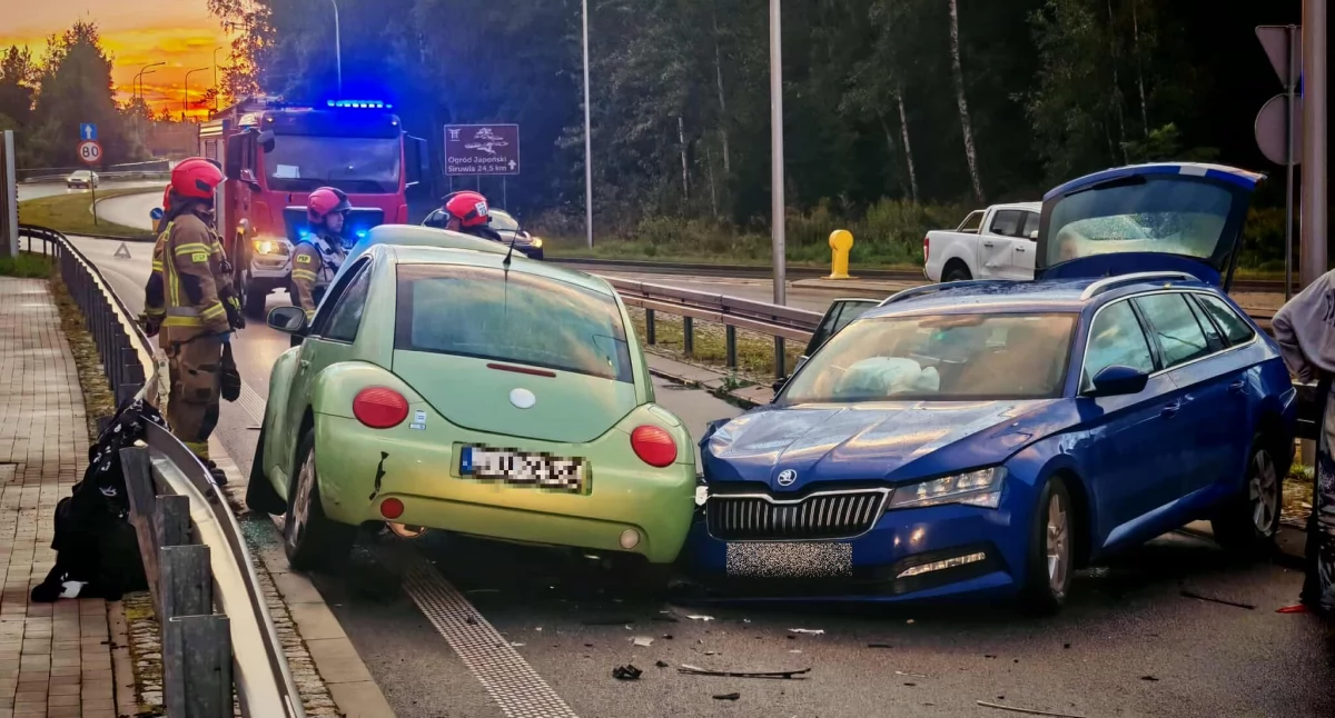 Czołowe zderzenie na obwodnicy Maciejowej. Volkswagen znalazł się na przeciwnym pasie