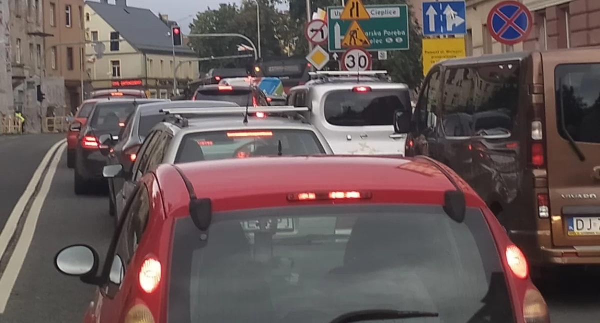 Armagedon na ruchliwym skrzyżowaniu. Kierowcy nie patrzą na znaki, tylko jeżdżą na pamięć