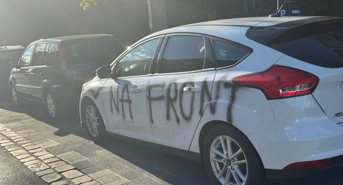 Akt wandalizmu czy głos ulicy? - Na front - wymalowane na aucie Ukraińca
