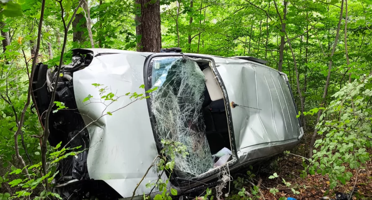 Groźny wypadek w okolicach Zakrętu Śmierci. Auto wypadło z drogi.