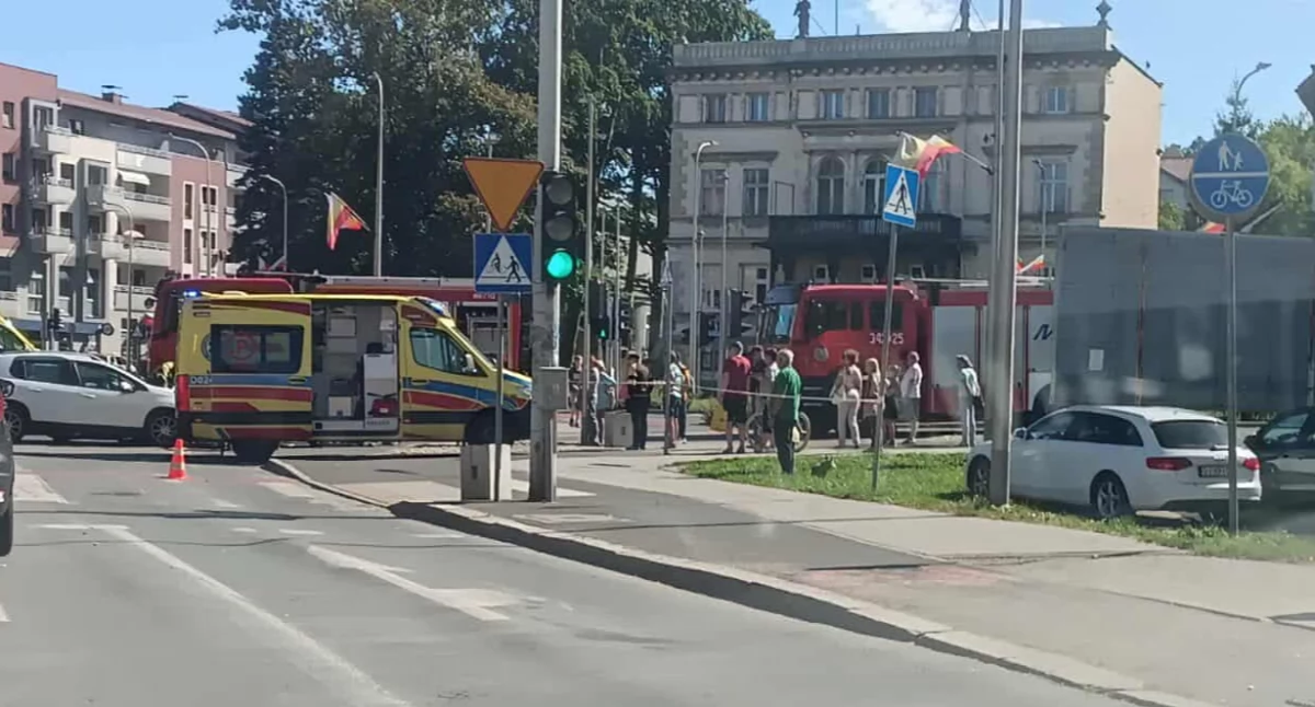 Zderzenie dwóch motocyklistów i osobówki w Jeleniej Górze. Droga częściowo zamknięta