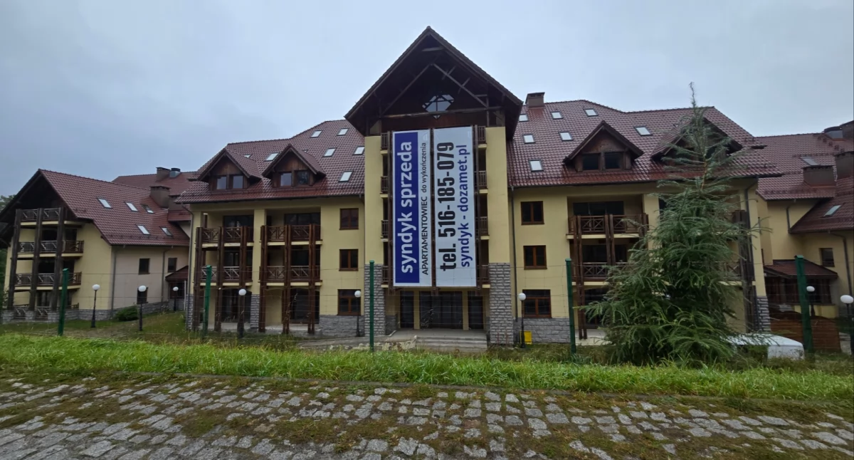 Apartamentowiec widmo w Szklarskiej Porębie wystawiony na sprzedaż. Problem wart miliony.