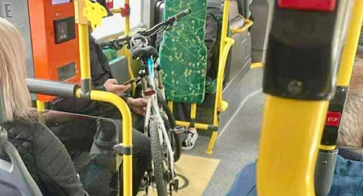 Rower w autobusie – lekceważenie zasad w miejskim transporcie kontra hejt w internecie