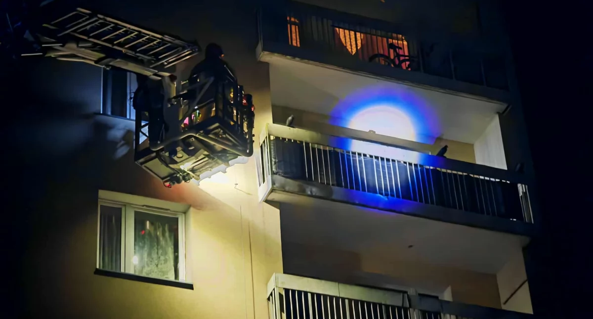 Dramatyczna akcja na Bacewicz. Strażacy weszli przez balkon do mieszkania na szóstym piętrze.