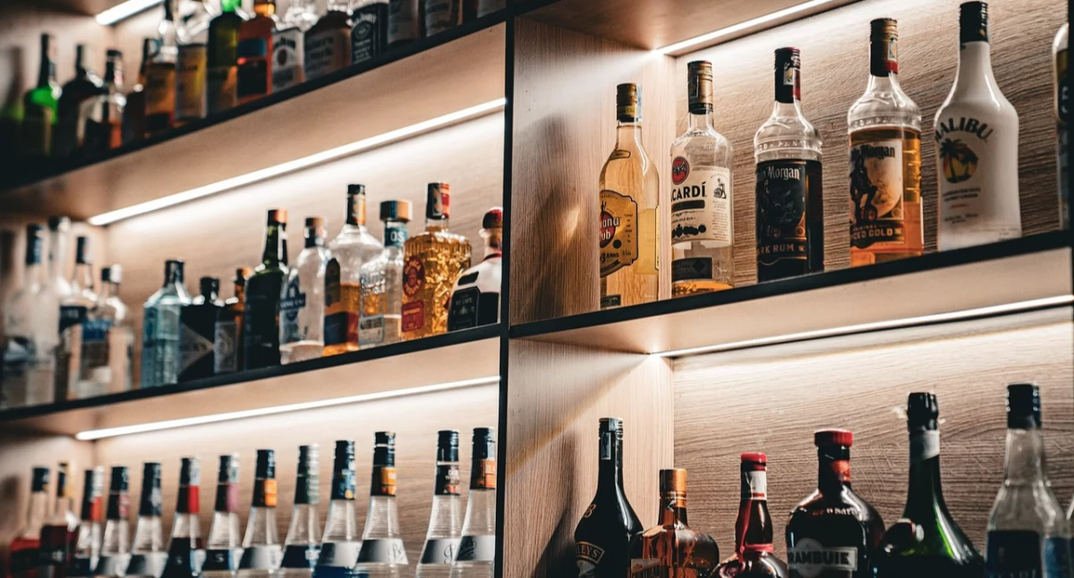 Jelenia Góra pyta mieszkańców o nocną sprzedaż alkoholu
