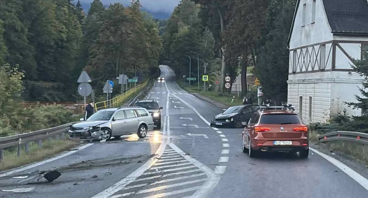 Zderzenie dwóch aut przy nieczynnym hotelu Barok w Piechowicach. Duże utrudnienia na trasie Szklarska Poręba - Jelenia Góra.