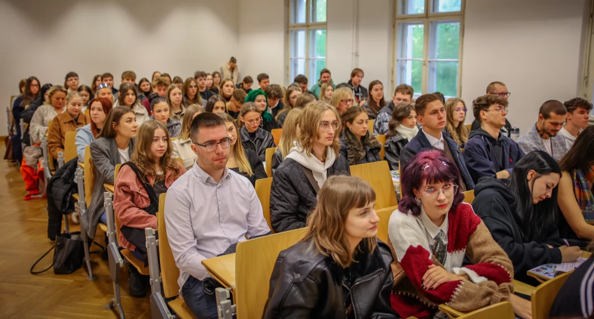 Psychologia, pielęgniarstwo i automatyka przyciągają studentów. Tysiąc osób rozpoczęło rok akademicki w KANS w Jeleniej Górze