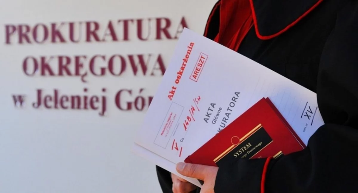 Awantura w Lubaniu: wnuk zdemolował mieszkanie babci, groził policjantom śmiercią