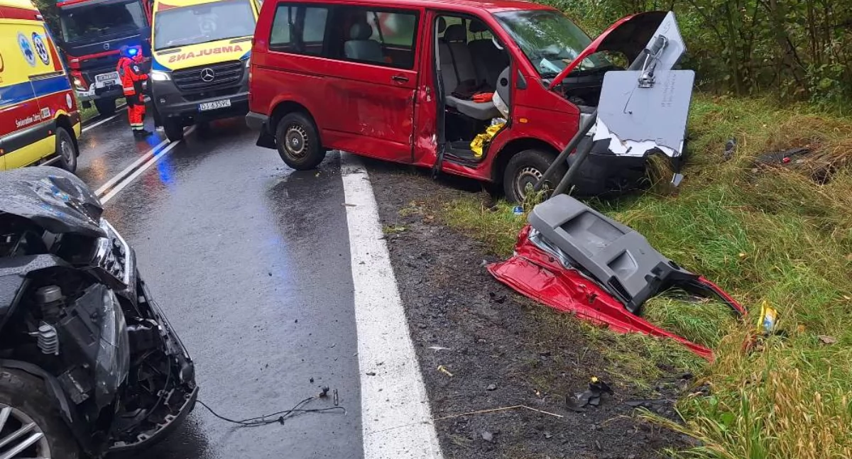 Zdarzenie drogowe na feralnym zakręcie w Radoniowie. Trzy osoby trafiły do szpitala