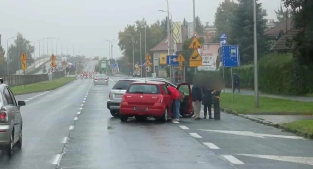 Zablokowany pas alei Jana Pawła II po zderzeniu dwóch pojazdów